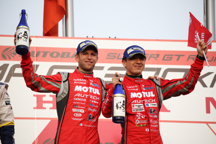 表彰式: GT500クラスで優勝したロニー・クインタレッリと松田次生（NISMO）