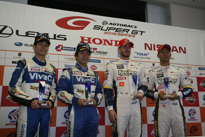 予選フォトセッション: 両クラスのポールシッター