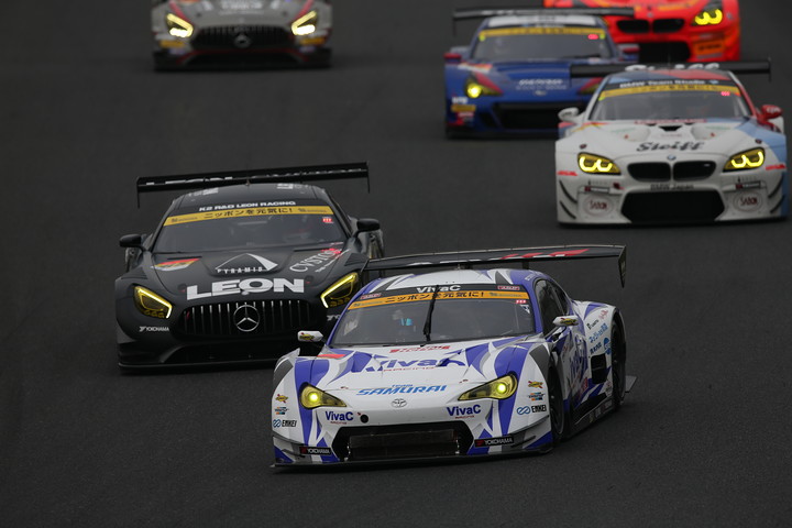 GT300クラス序盤、土屋武士と黒澤治樹のトップ争い