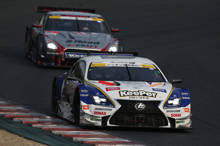 GT500クラス終盤、平川亮と千代勝正の2位争い