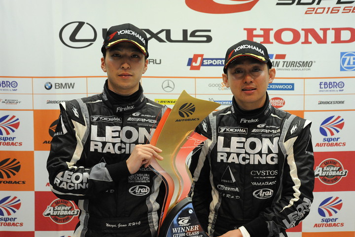 決勝フォトセッション: GT300クラスのウィナー