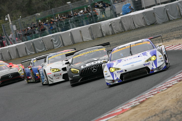 GT300クラスの決勝がスタートした