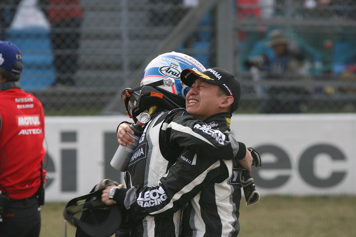 GT300クラスで優勝して抱き合う黒澤治樹と蒲生尚弥