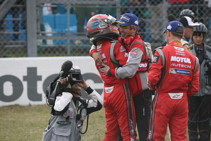 GT500クラスで優勝して抱き合う松田次生とニスモ・鈴木豊監督