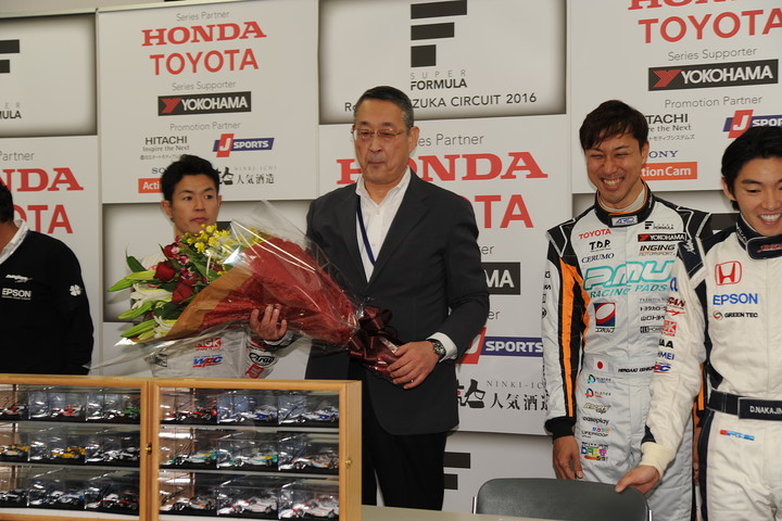 JRPサタデーミーティング: ドライバーから花束を贈られる白井裕元社長