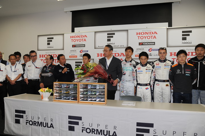 JRPサタデーミーティング: JRP取締役中嶋悟氏よりねぎらいの言葉をかけられる白井裕氏