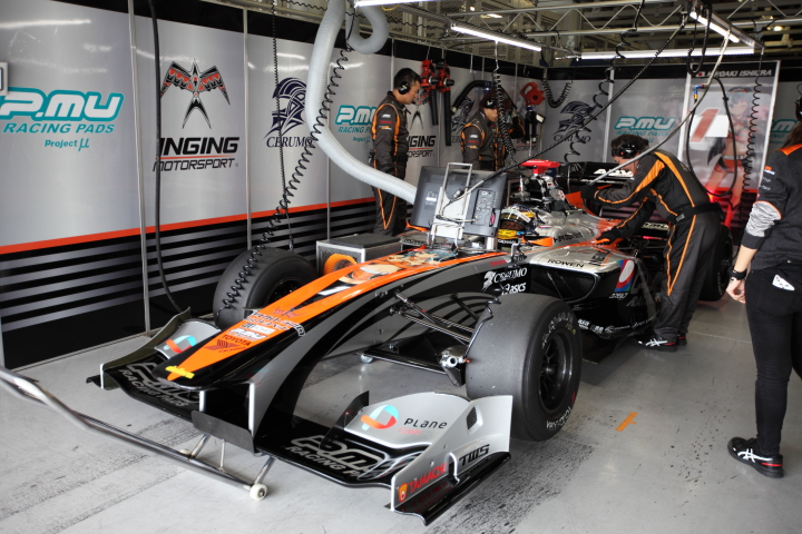 フリー走行1回目: 石浦宏明（P.MU/CERUMO · INGING SF14）