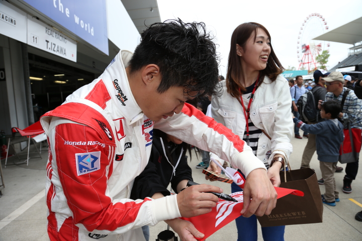 ピットウォーク: サインをする塚越広大（REAL RACING）