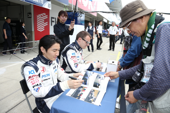 ピットウォーク: サインをする中嶋大祐とベルトラン・バゲット（NAKAJIMA RACING）