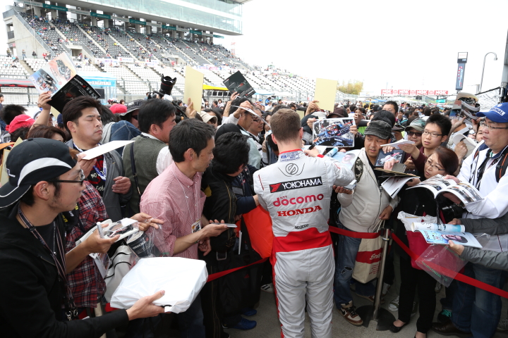 ピットウォーク: サインをするストフェル・バンドーン（DOCOMO TEAM DANDELION RACING）