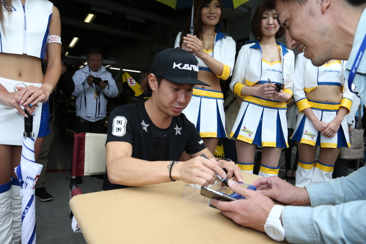 ピットウォーク: サインをする小林可夢偉（SUNOCO TEAM LEMANS）