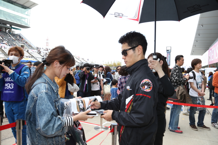 ピットウォーク: サインをする山本尚貴（TEAM無限）