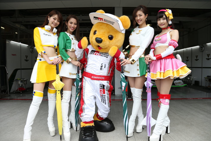 ピットウォーク: トヨタクマ吉とレースクイーン