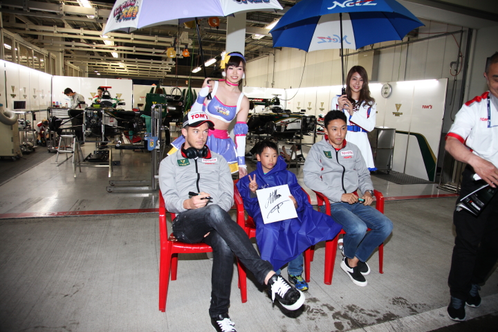 キッズピットウォーク: ファンの子供と記念撮影は、アンドレ・ロッテラーと中嶋一貴（VANTELIN TEAM TOM’S）