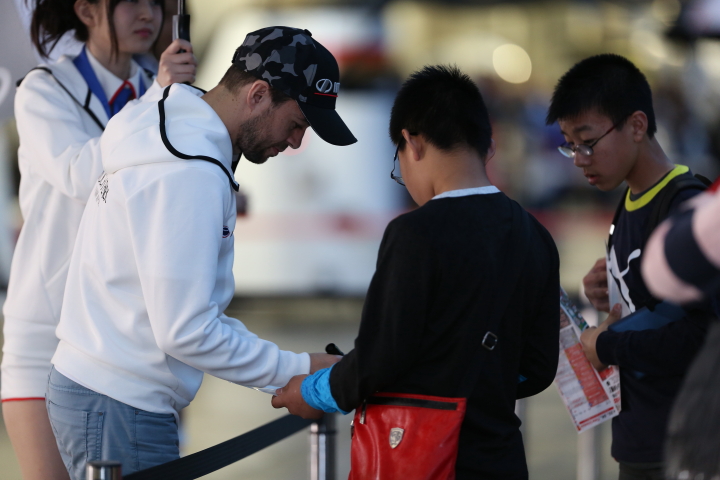 キッズピットウォーク: サインをするジョアオ・パオロ・デ・オリベイラ（ITOCHU ENEX TEAM IMPUL）