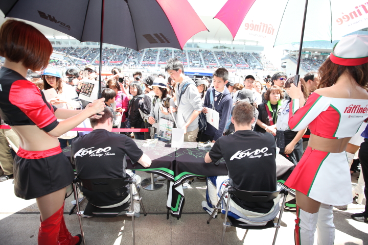 ピットウォーク: サインをするジェームス・ロシターとウィリアム・ブラー（KONDO RACING）