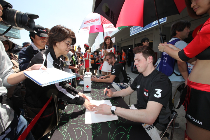 ピットウォーク: サインをするウィリアム・ブラー（KONDO RACING）