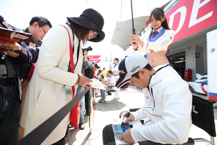 ピットウォーク: サインをする関口雄飛（ITOCHU ENEX TEAM IMPUL）