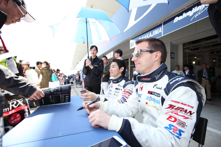 ピットウォーク: サインをする中嶋大祐とベルトラン・バゲット（NAKAJIMA RACING SF14）