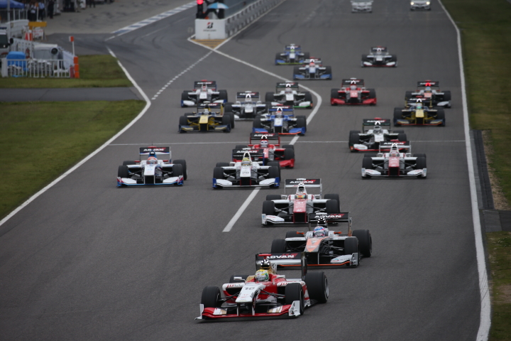 決勝レース: 43周の戦いが始まった