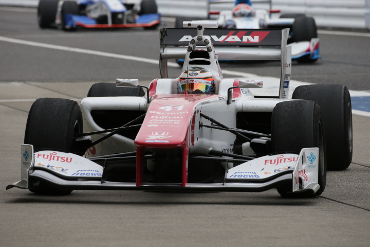 決勝レース: パルクフェルメに戻ってきた3位のストフェル・バンドーン（DOCOMO DANDELION M41S SF14）