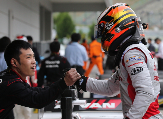 決勝レース: スタッフと握手するストフェル・バンドーン（DOCOMO DANDELION M41S SF14）