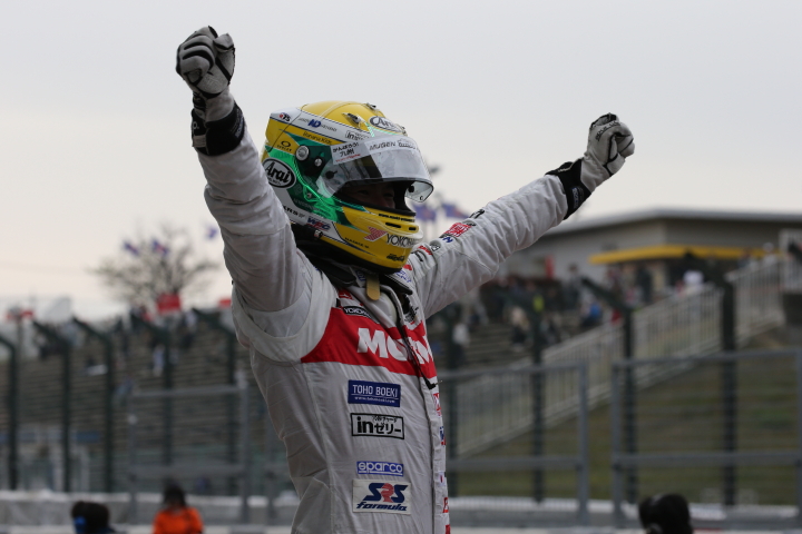 決勝レース: 優勝して両手を挙げる山本尚貴（TEAM無限）