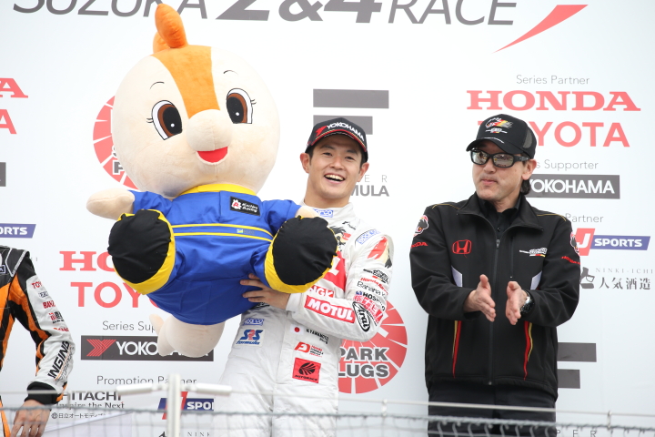 表彰式: 優勝した山本尚貴と手塚長孝監督（TEAM無限）