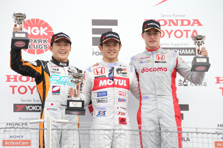 表彰式: 優勝・山本尚貴（中央）、2位・国本雄資（左）、3位・ストフェル・バンドーン（右）