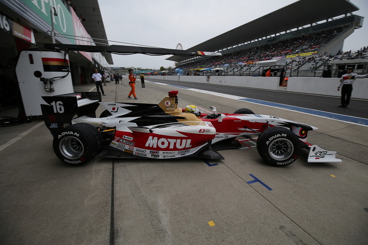 ノックアウト予選: コースインする山本尚貴（TEAM無限SF14）