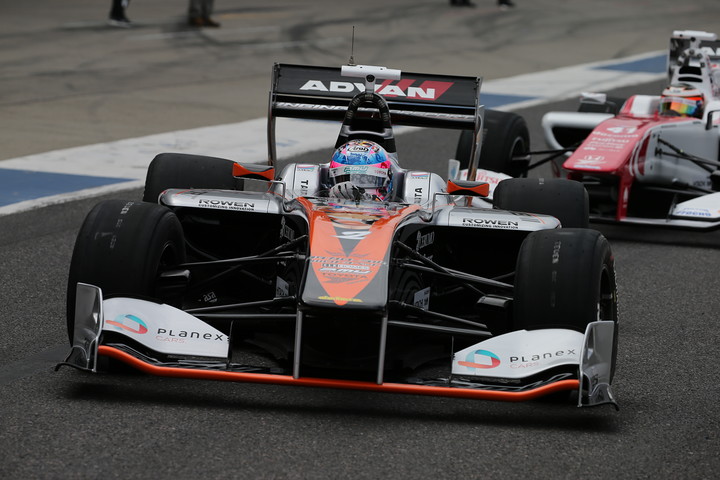 ノックアウト予選: コースインする国本雄資（P.MU/CERUMO · INGING SF14）