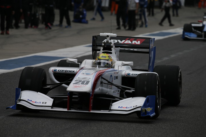 ノックアウト予選: コースインする関口雄飛（ITOCHU ENEX TEAM IMPUL SF14）