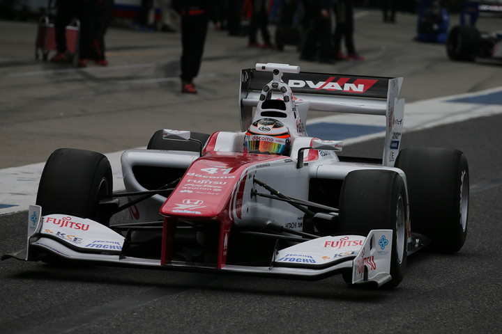 ノックアウト予選: コースインするストフェル・バンドーン（DOCOMO DANDELION M41S SF14）