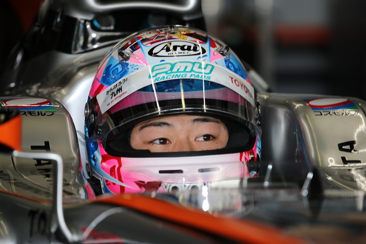 ノックアウト予選: ピットで待機する国本雄資（P.MU/CERUMO · INGING）