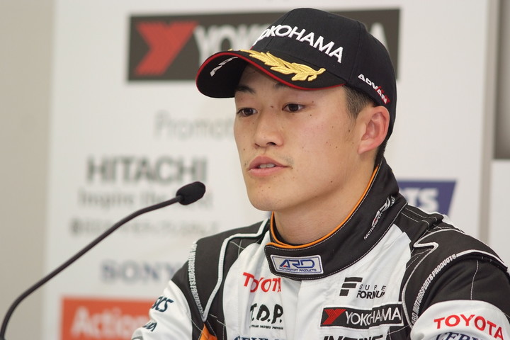 予選記者会見: 2位の国本雄資（P.MU/CERUMO · INGING）