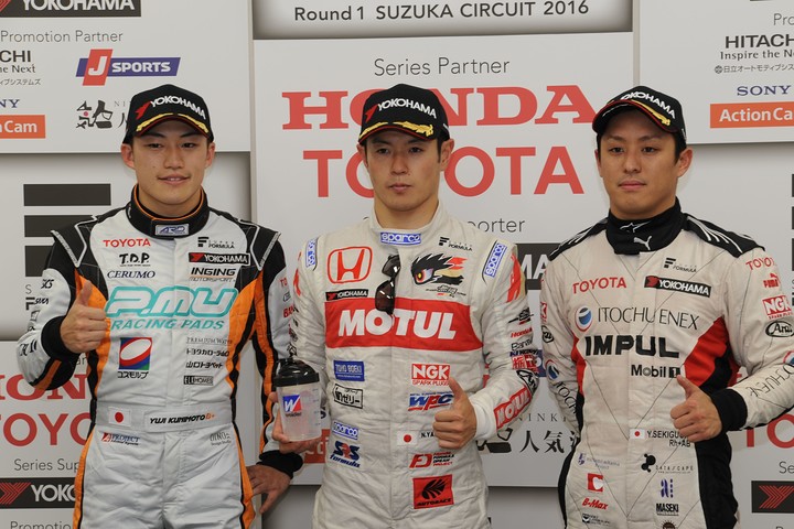 予選フォトセッション: ポールポジション・山本尚貴（中央）、2位・国本雄資（左）、3位・関口雄飛（右）