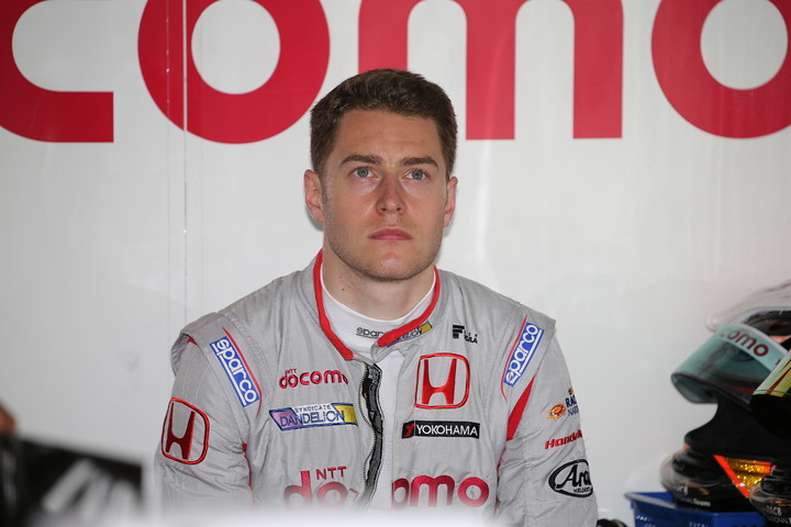 ノックアウト予選: ピットで待機するストフェル・バンドーン（DOCOMO TEAM DANDELION RACING）