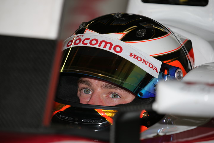 ノックアウト予選: ピットで待機するストフェル・バンドーン（DOCOMO TEAM DANDELION RACING）