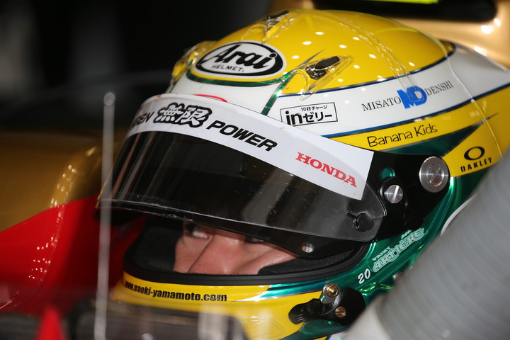 ノックアウト予選: ピットで待機する山本尚貴（TEAM無限）