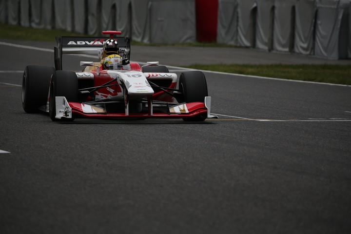 トップでゴールする山本尚貴（TEAM無限SF14）