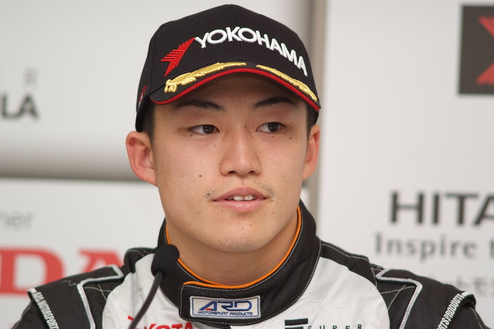 決勝記者会見: 2位の国本雄資（P.MU/CERUMO・INGING）