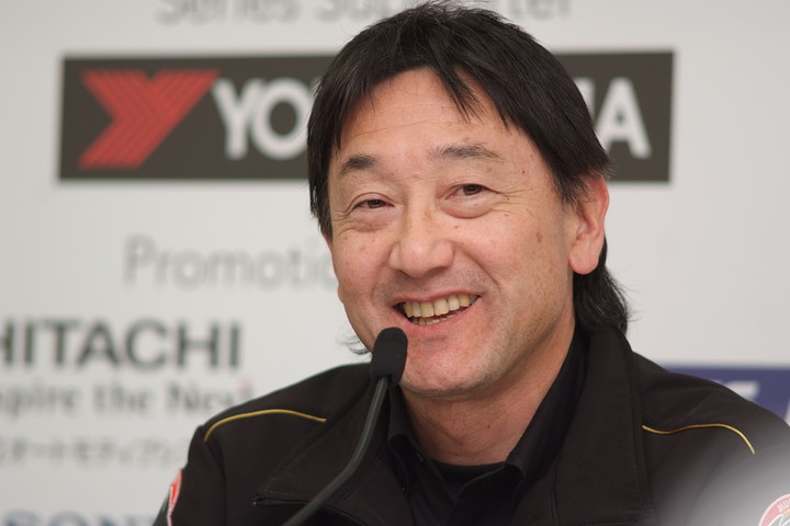 決勝記者会見: 優勝チーム監督の手塚長孝氏（TEAM無限）