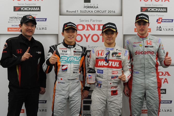 決勝フォトセッション: トップ3と優勝チーム監督