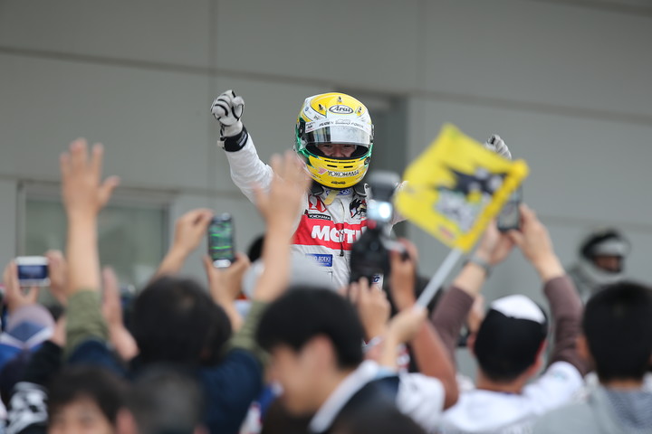 優勝してパルクフェルメに戻ってきた山本尚貴（TEAM無限）