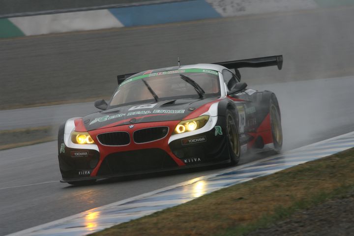 ウォームアップ2回目: 総合＆ST-Xクラストップはヒロ／片岡龍也／阿部翼組（REAF REAL ESTATE KiiVA BMW）