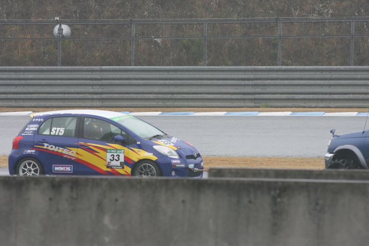 ウォームアップ2回目: 回収されるST-5クラスのTOITEC Racing WAKO'S μ VITZ