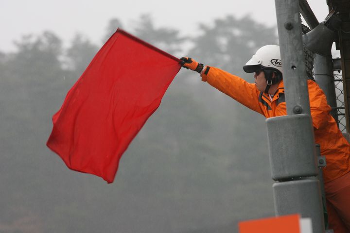 ウォームアップ2回目: ストップした33号車を回収するために赤旗が提示された