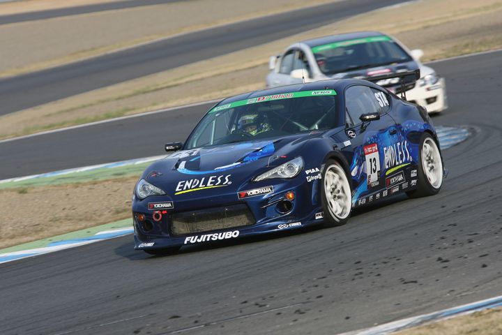 ST-4クラス優勝の村田信博／小河諒／元嶋佑弥／鳥谷篤史組（ENDLESS･ADVAN･86）