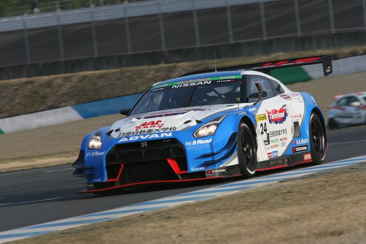 ST-Xクラス優勝の内田優大／藤井誠暢／平峰一貴組（スリーボンド日産自動車大学校GT-R）