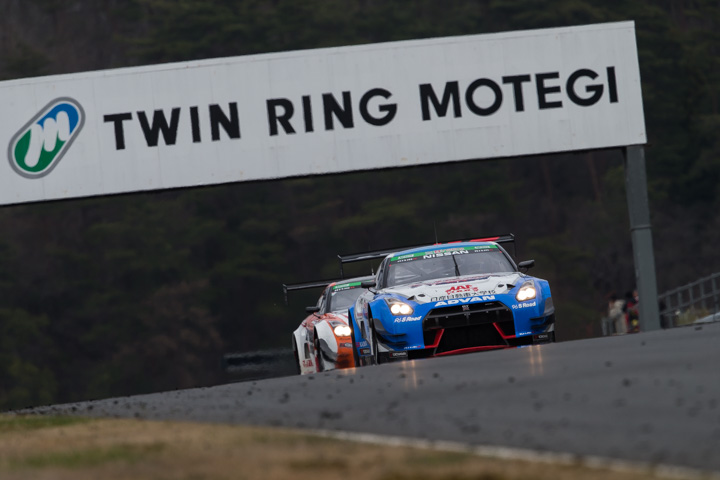 バックストレートを駆け下りるST-Xクラス・スリーボンド日産自動車大学校GT-R